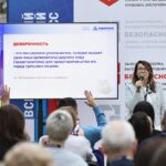 Адвокат рассматривает документы по сделке купли-продажи недвижимости